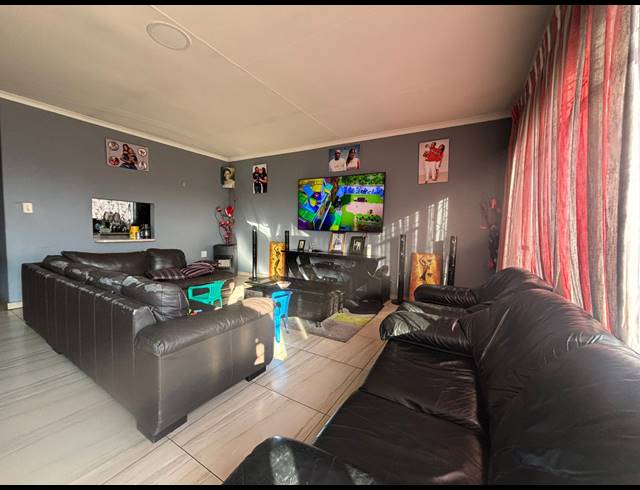 2 BEDROOM FLAT FOR SALE IN VEREENIGING CENTRAL